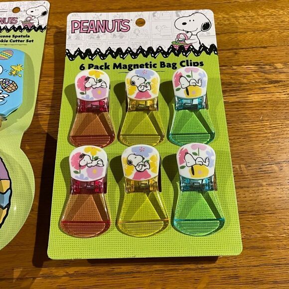 Peanuts Snoopy Spring Bag Clips, Spatulas and Cookie Cutter Set of 11 NWT - Picture 2 of 6